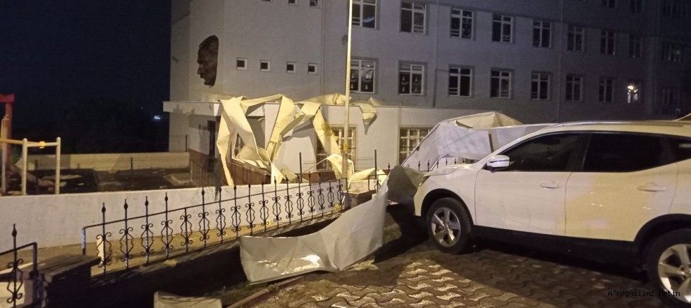 Bursa'da şiddetli rüzgar ve sağanak nedeniyle okul çatısı uçtu