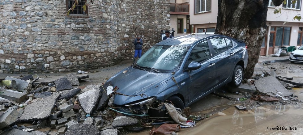 Bursa’nın turistik bölgelerinden Tirilye’de sağanak nedeniyle araçlar sürüklendi, iş yerlerini su bastı