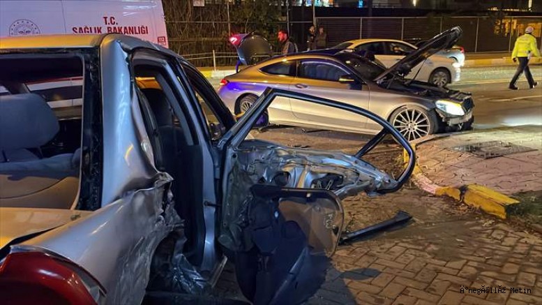Kocaeli'de iki otomobilin karıştığı kazada 3 kişi yaralandı