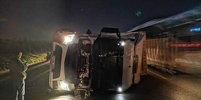 Anadolu Otoyolu'nda devrilen tır trafiği aksattı - Yaralanan sürücü hastaneye kaldırıldı