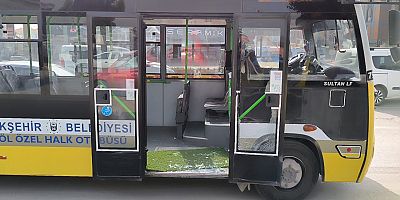 Ani fren yapan halk otobüsünün camını kırdı
