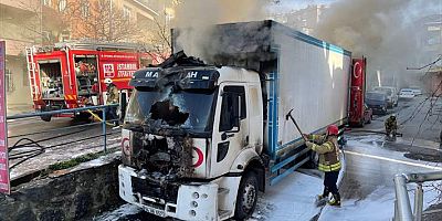 Ataşehir'de park halindeyken yanan kamyon kullanılamaz hale geldi
