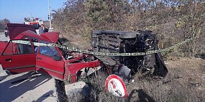 Bilecik'te kargo aracı ile çarpışan otomobilin sürücüsü ve eşi öldü