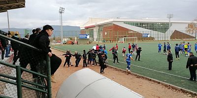 BURSA - Amatör ligdeki olaylı maçta biri polis iki kişi yaralandı