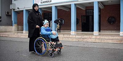 Bursa'da azmiyle herkese örnek olan küçük Muhammed Ali ilk karnesini aldı