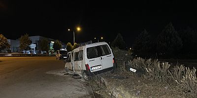 Bursa'da bariyerlere çarpıp ağaçları deviren aracın sürücüsü yaralandı