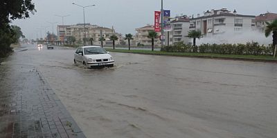 Bursa'da beklenen yağış hayatı felç etti