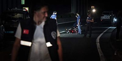 Bursa'da devrilen motosikletten yola savrulan iki kişinin üzerinden araba geçti