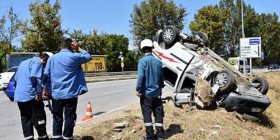 Bursa'da direğe çarparak devrilen hafif ticari araçtaki 4 kişi yaralandı