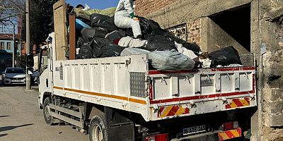 Bursa'da ekipler kötü koku şikayetiyle gittikleri evden 1 kamyon çöp çıkardı