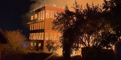 Bursa'da eski ipek fabrikasında çıkıp evlere sıçrayan yangın söndürüldü