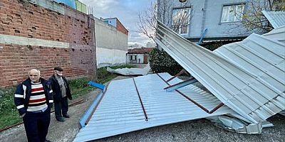  Bursa'da etkili olan şiddetli lodos anaokulunun çatısını uçurdu