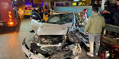 Bursa'da kaza yapan otomobilde sıkışan sürücü kurtarıldı
