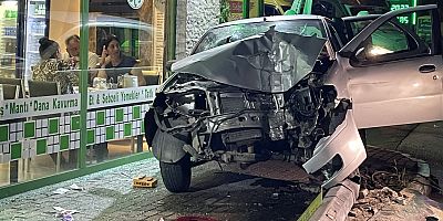 Bursa'da otomobil aydınlatma direğine çarptı 3 kişi yaralandı