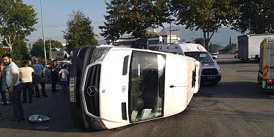 Bursa'da servis minibüsü ile otomobilin çarpıştığı kazada 4 kişi yaralandı