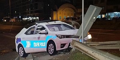 Bursa’da Yol kenarındaki polis aracı maketine çarpan otomobildeki 2 kişi yaralandı