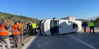 Bursa'da yolcu minibüsü ile otomobilin çarpışması sonucu 6 kişi yaralandı