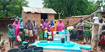  Bursasporlu taraftarlar Eren Bülbül ve Ferhat Gedik adına Nijer'de su kuyusu açtırdı