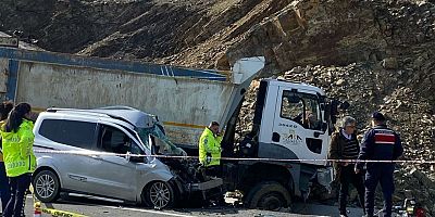 Çanakkale'de kamyon ile hafif ticari aracın çarpıştığı kazada 1 kişi öldü