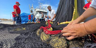 Çanakkale'de yeni av sezonuna girmeye hazırlanan balıkçılar törenle uğurlandı