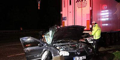 Edirne'de tıra çarpan otomobildeki 2 kişi öldü