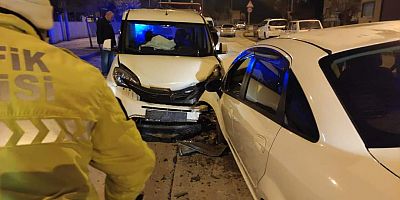 Hafif ticari araç ile otomobilin çarpıştığı kazada 6 kişi yaralandı