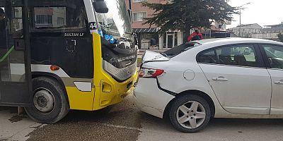 Halk otobüsünün çarptığı aracın sürücüsü yaralandı