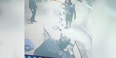 Hastanede güvenlik görevlilerine satırlı saldırı güvenlik kamerasında