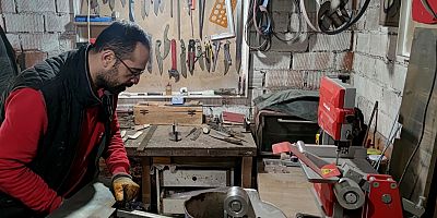 Hobi olarak başladığı dede mesleği ile atıl çelik parçalarını koleksiyonluk bıçaklara dönüştürüyor