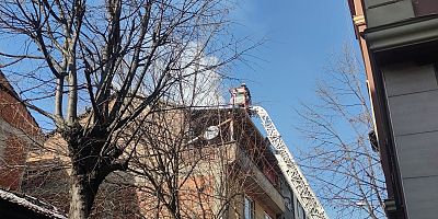 İnegöl’de 3 katlı apartmanın çatı katında çıkan yangın söndürüldü