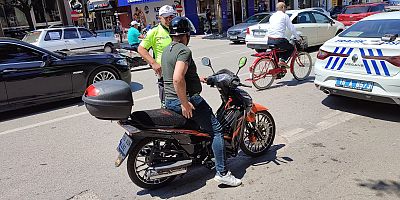 İnegöl'de motosikletlere yapılan uygulamalarda fazla yolcu taşıyan motosiklet sürücülerine ceza kesiliyor.