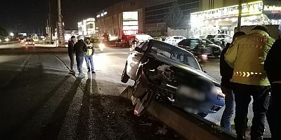 İnegöl’de refüje çarpan otomobilin sürücüsü yaralandı