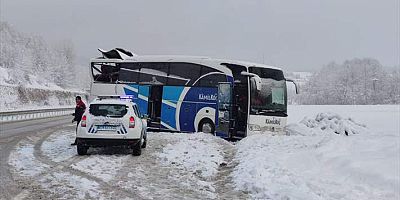İnegöl’de tır, yolcu otobüsüne çarptı, 2 kişi yaralandı