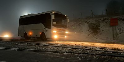 İnegöl-Domaniç kara yolunda kar yağışı ulaşımı olumsuz etkiledi