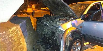 İznik'te bir aracın duvara çarpması sonucu 5 kişi yaralandı