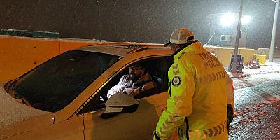 Kar yağışı nedeni ile ağırlaşan trafikte seyreden sürücülere, polislerden simit ve çay ikramı