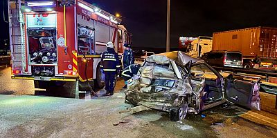 Kocaeli Anadolu Otoyolu Kocaeli kesiminde tır ile otomobilin çarpıştığı kazada 2 kişi ağır yaralandı