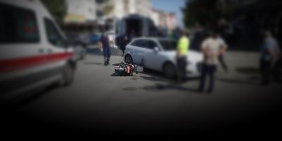 Otomobilin çarptığı elektrikli motosikletteki 2 kişi yaralandı