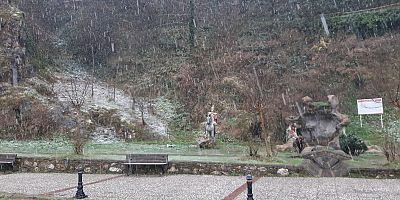 Oylat'ta kar yağışı başladı 