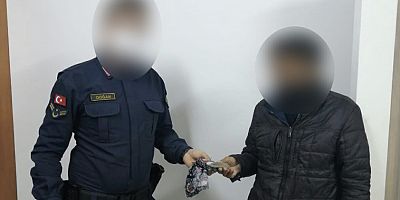 Paraları Çalan Hırsızları Yakalayan Jandarma Parayı Sahibine Teslim Etti