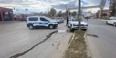 Polis aracına çarpmamak için ani manevra yapan araç elektrik direğine çarptı