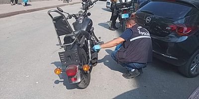 Polisleri görünce çaldığı motosikleti bırakıp kaçtı