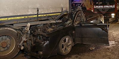 Sancaktepe'de tır ile çarpışan otomobildeki 2 kişi ağır yaralandı
