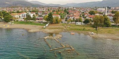 Su çekilmesi yaşanan İznik Gölü'ndeki batık bazilika kıyıyla birleşti