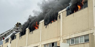 Bursa'da tekstil fabrikasında çıkan yangına müdahale ediliyor
