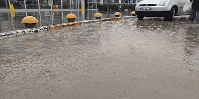 Terminal önünde biriken su vatandaşları olumsuz etkiledi