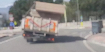 Trafikte tehlikeli seyreden kamyonetin sürücüsünce ceza kesildi