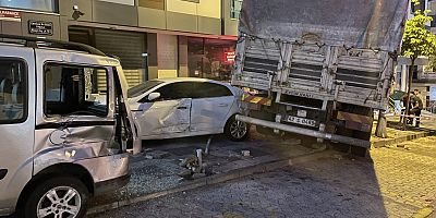 Ümraniye'de freni arızalanan kamyon park halindeki dört araca çarptı