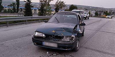 Yenice Köprülü Kavşağında İki Otomobil Çarpıştı: İki Yaralı