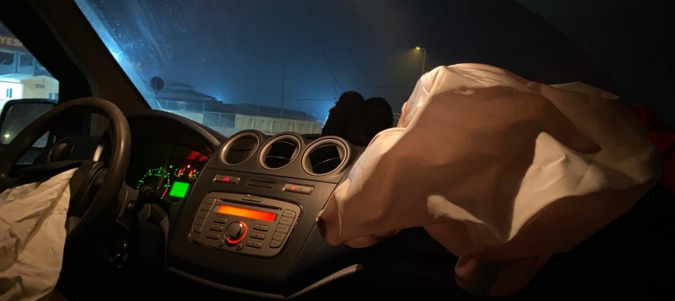 Alibeyköy’de asfalt çukuru kazaya neden oldu: Araçta ağır hasar